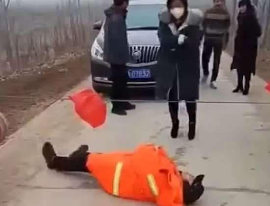 ▲在一些防疫卡点，村民间摩擦与冲突不时爆出。资料视频截图。